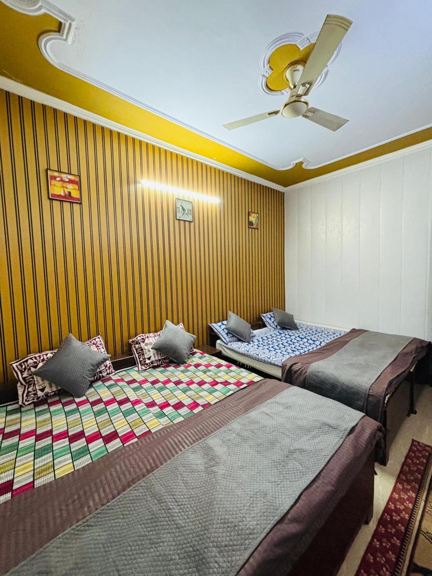 Friends Guest House & Hostel- Near Taj Mahal Agra  Bagian luar foto